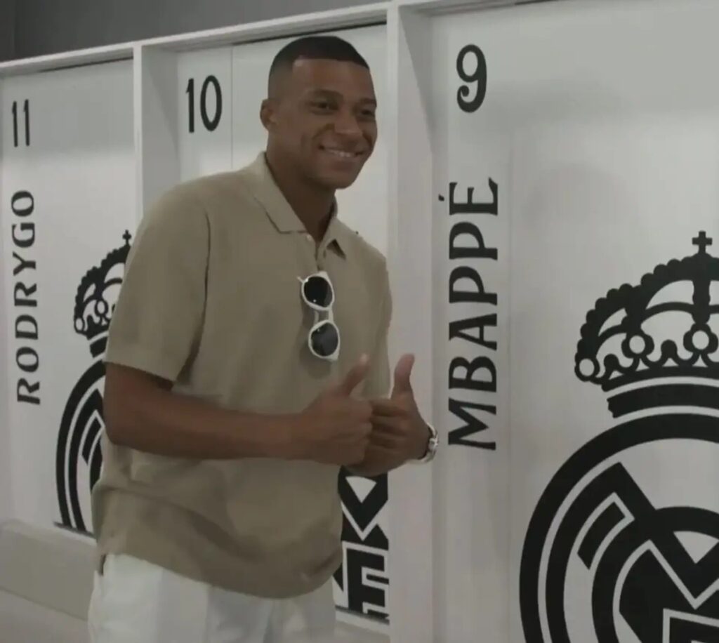 Mbappé passes his medical with Madrid at Sanitas and poses in the Real Madrid dressing room