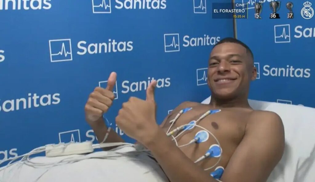 Mbappé passes his medical with Madrid at Sanitas and poses in the Real Madrid dressing room