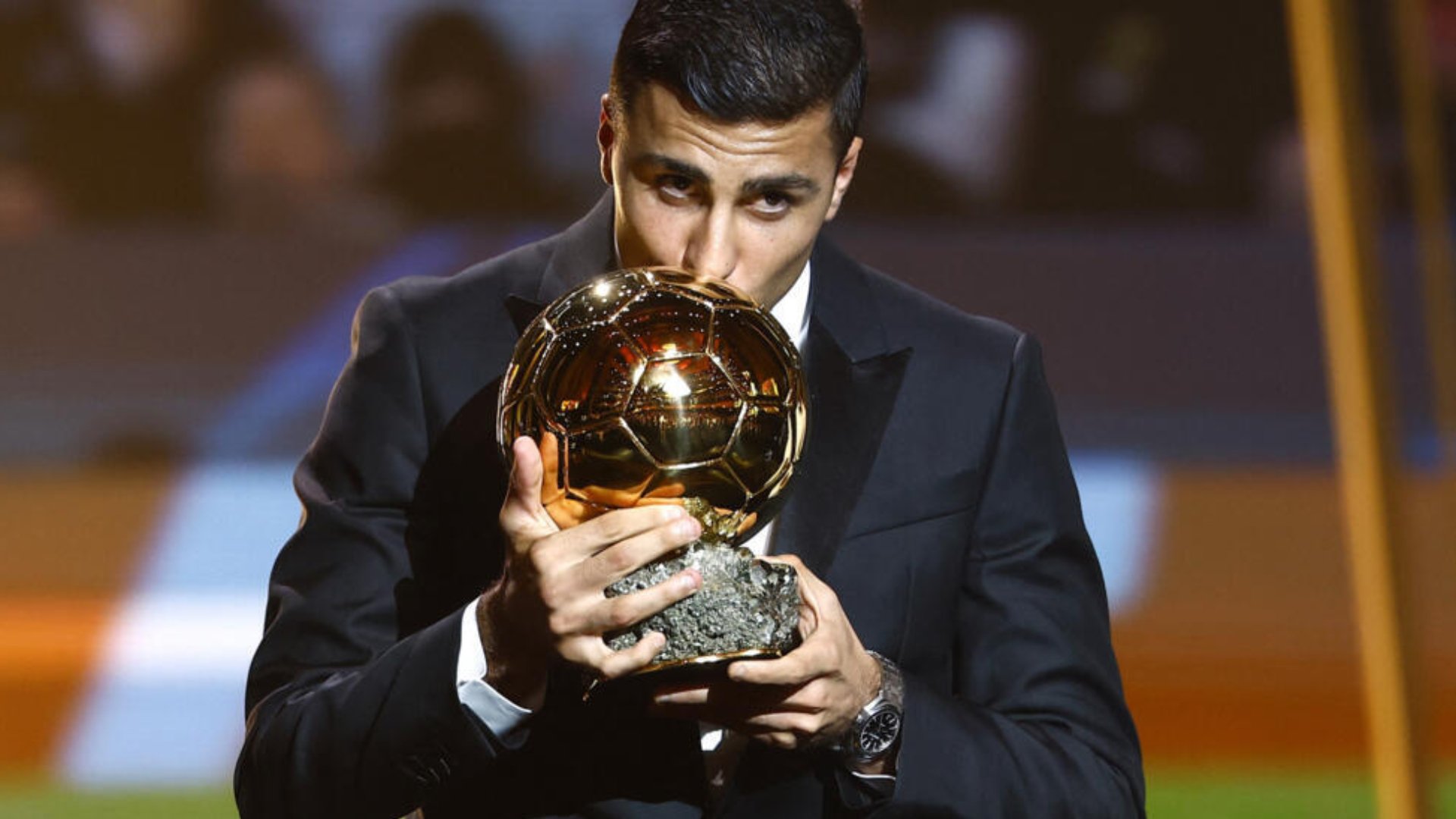 Official: Rodri wins the 2024 Ballon d’Or despite predictions favoring Vinicius as the winner!