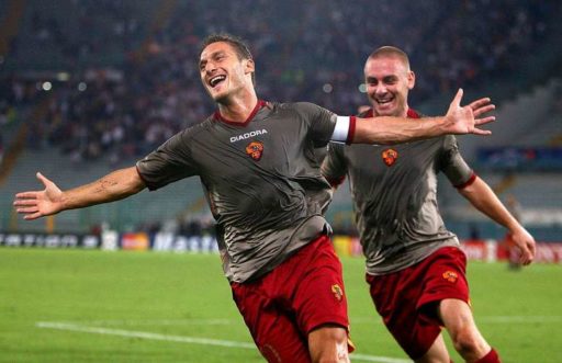 daniele de rossi y francesco totti celebrando un gol con la roma asroma