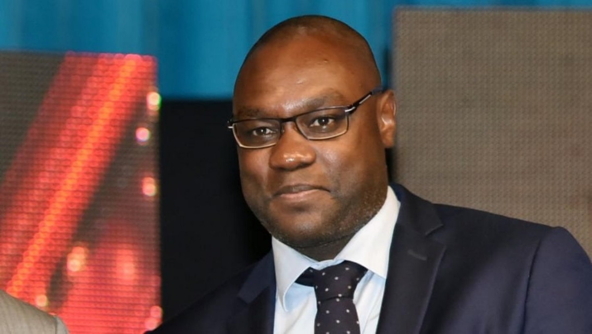 L’UEFA délivre un diplôme à la star camerounaise Patrick Mboma
