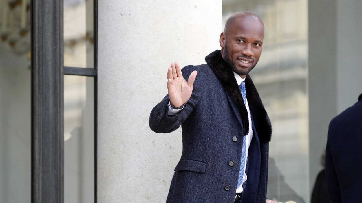 Freestyle : Titi Koné présente son trophée à Didier Drogba (photo)