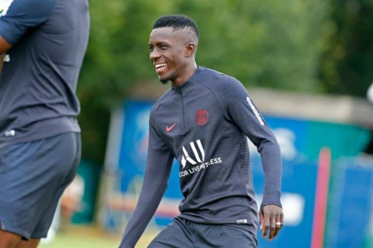 Sur le départ, Idrissa Gana Gueye suivi par un cador espagnol