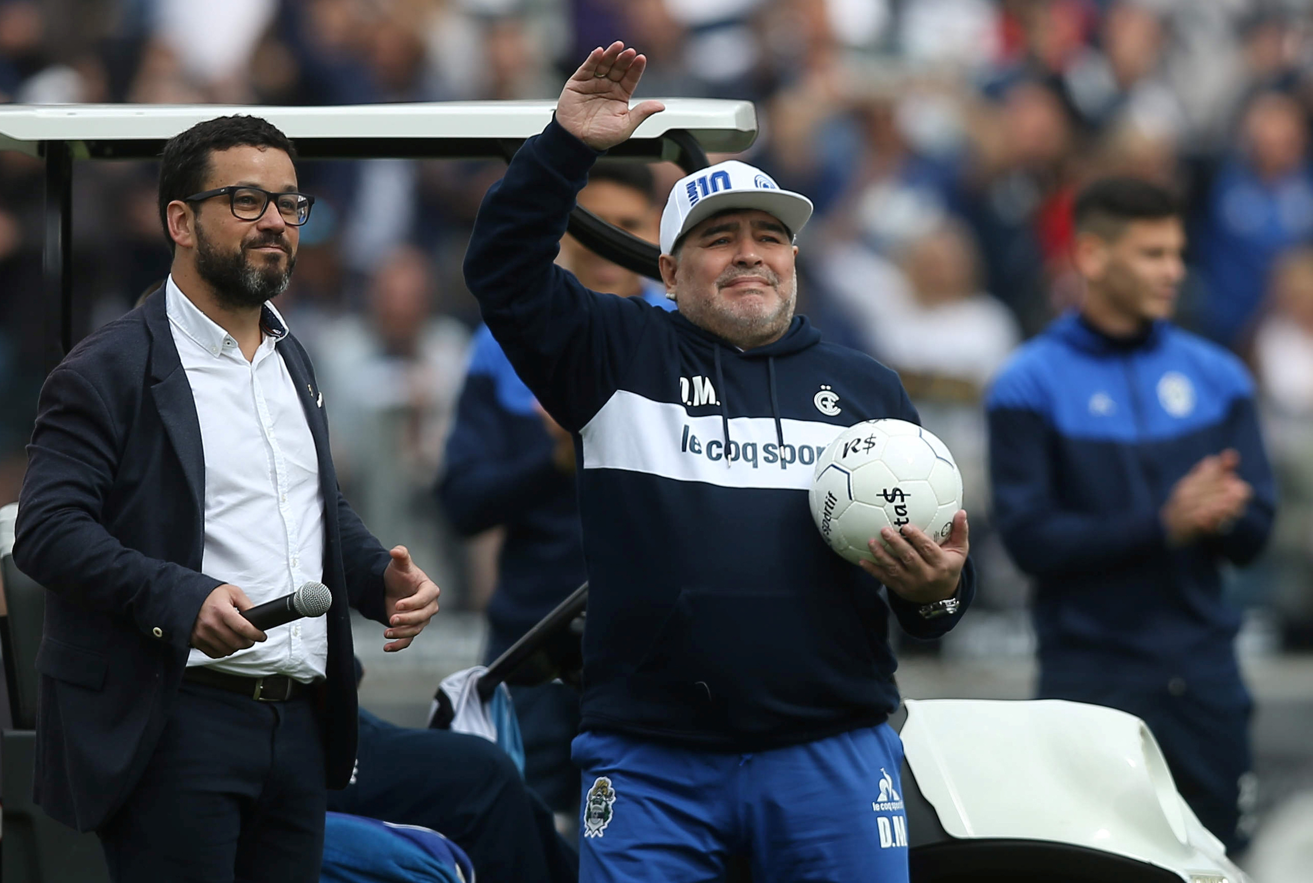 Maradona accueilli dans une ambiance dingue pour son premier entrainement