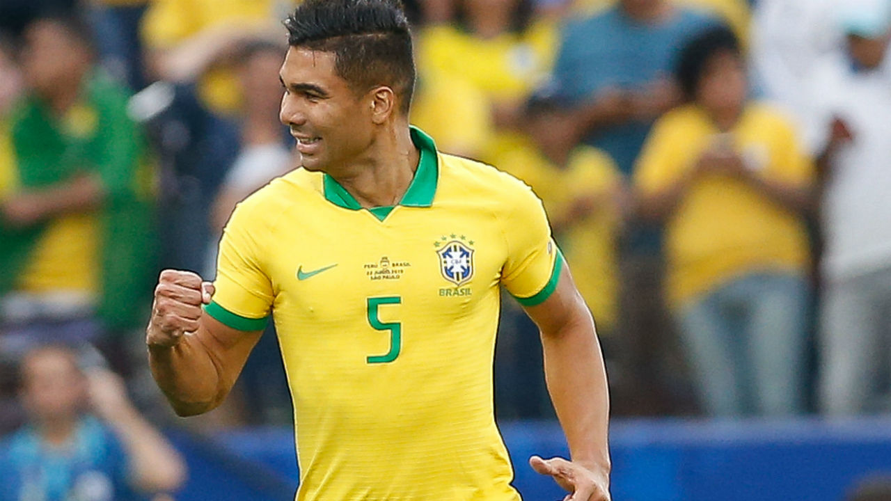 Casemiro fait don de masques pour lutter contre la ...