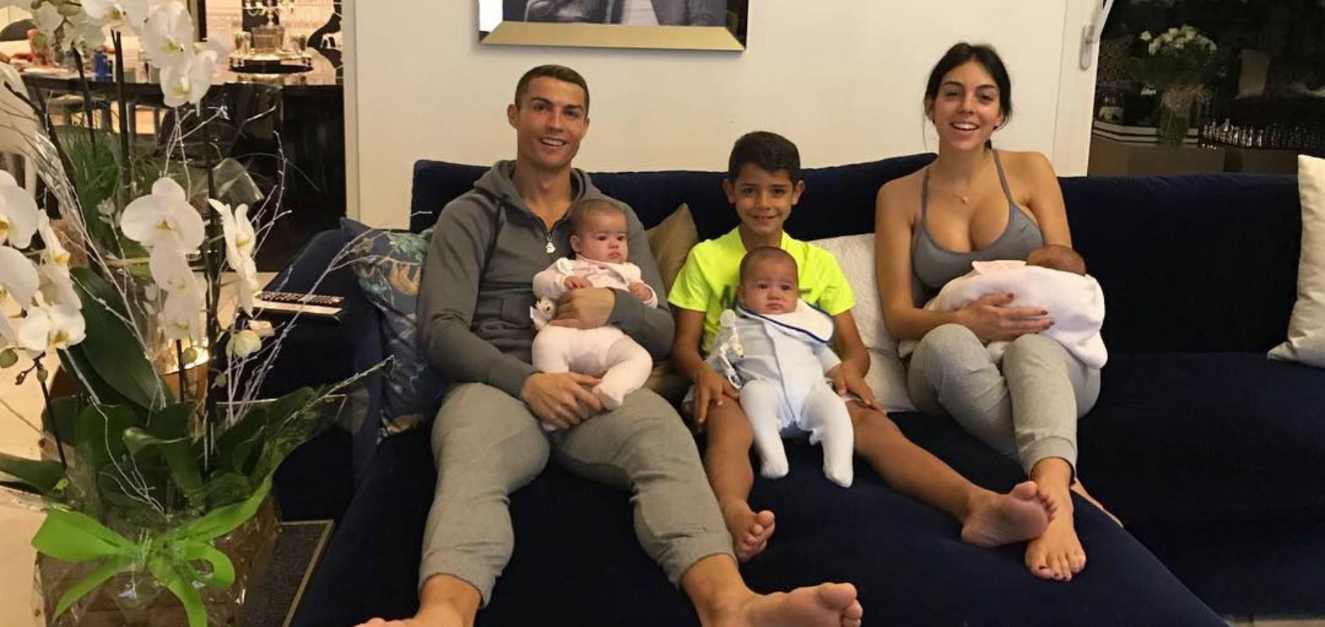 cristiano ronaldo pose avec sa famille