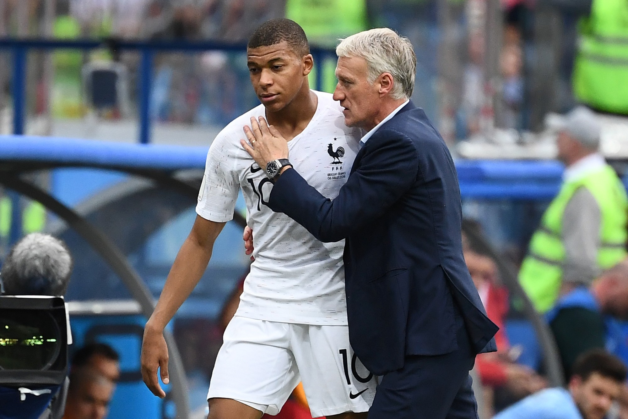 7794038325 kylian mbappe et didier deschamps lors du match france uruguay