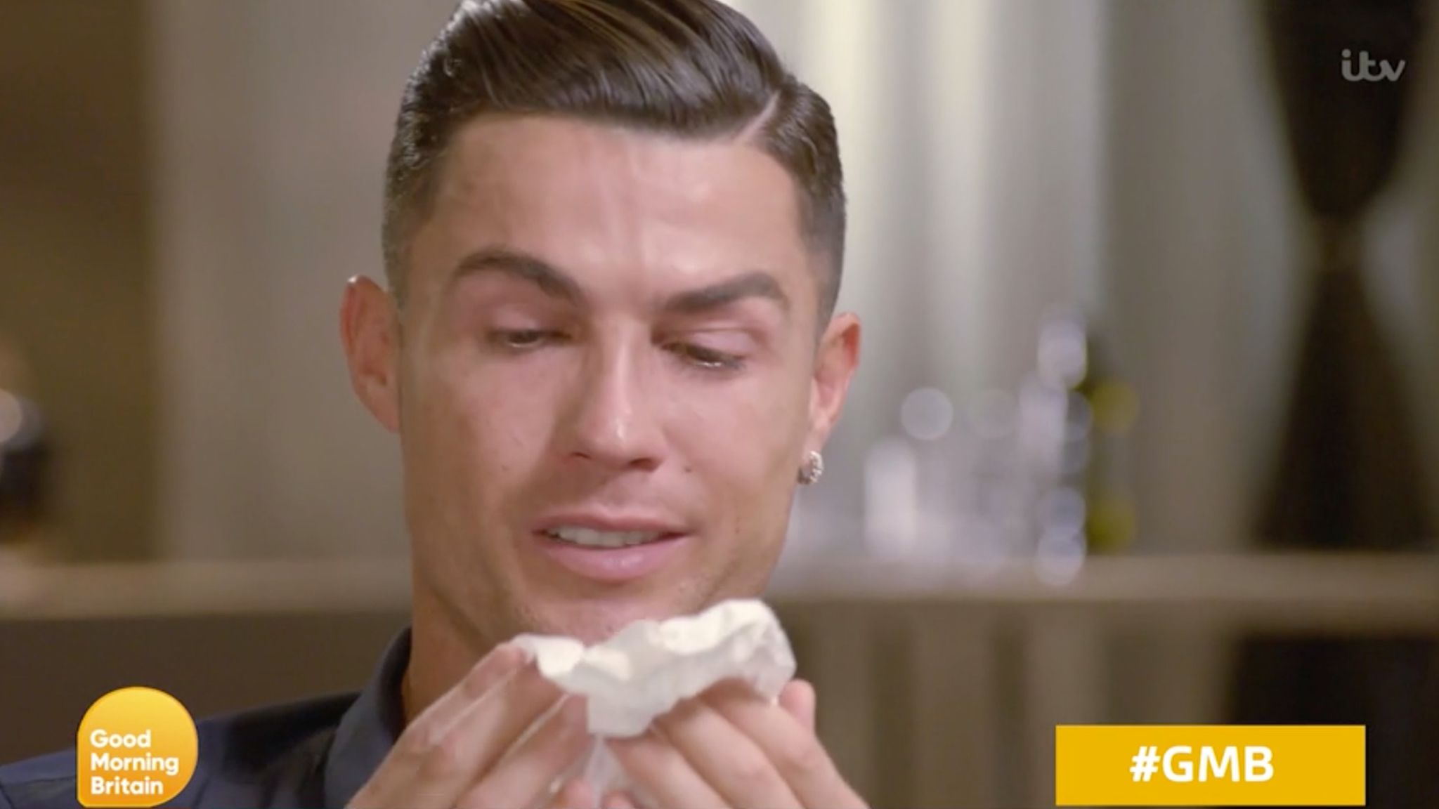 cristiano ronaldo en larmes dans une emission britannique a l evocation de son papa