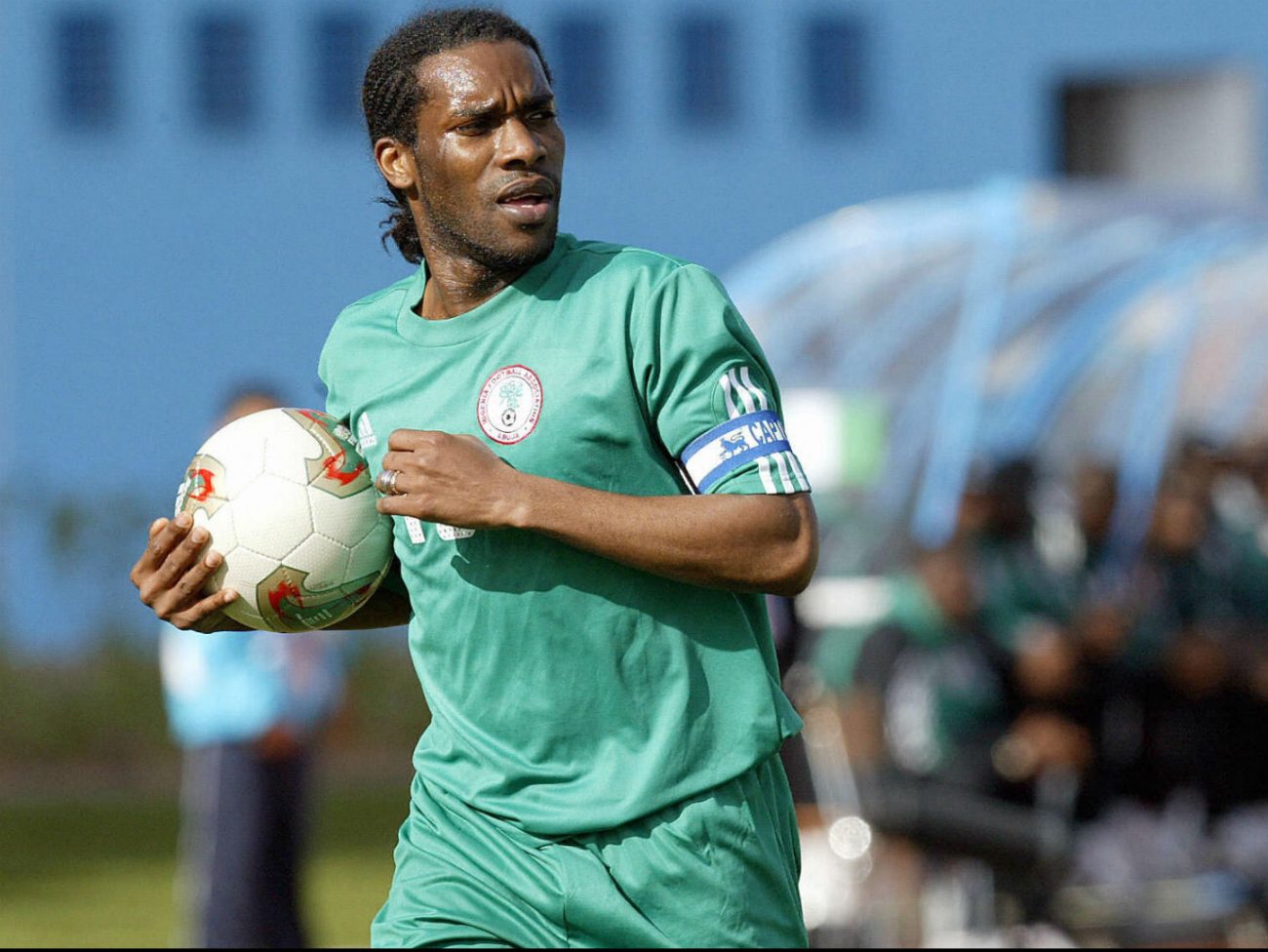 Okocha 3ème, Foé 13ème, voici les 35 meilleurs milieux de terrain africains de l’histoire