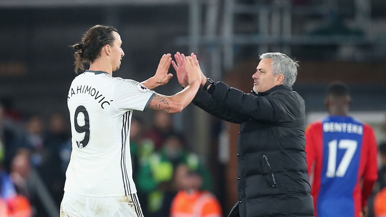 Zlatan Ibrahimovic a dû être retenu par Jose Mourinho après avoir été qualifié de «  gros nez  »