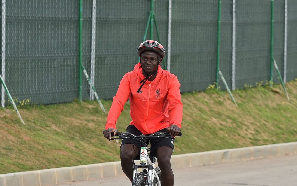 2017 02 22 sadio mane de liverpool arrive en velo avant la seance d entrainement en espagne4