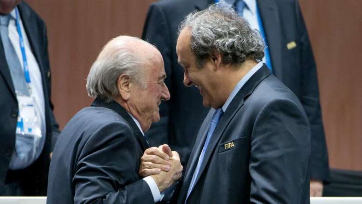La FIFA poursuit Blatter et Platini pour récupérer un « paiement indu »