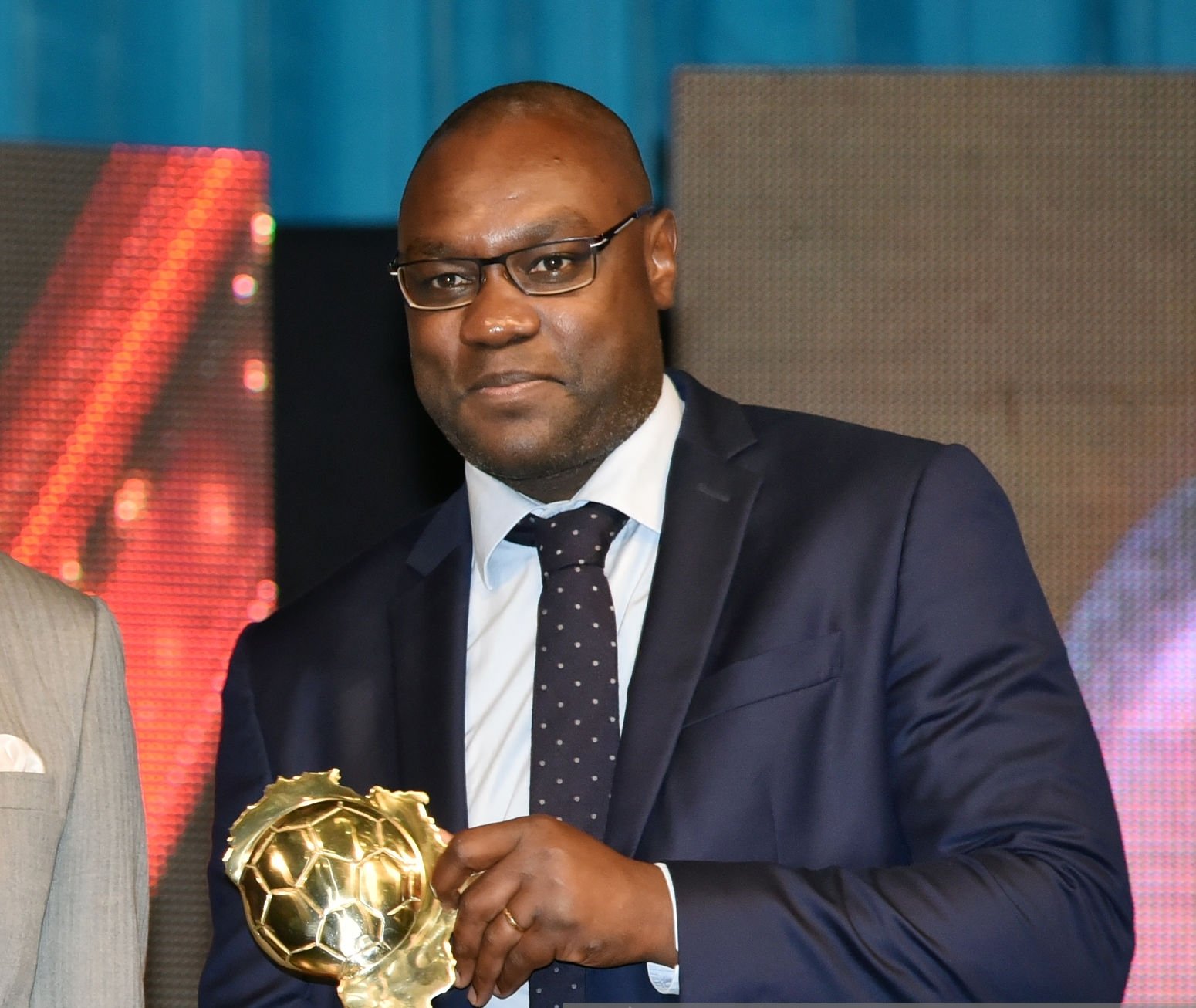 Confiné, Patrick Mboma exhibe ses médailles (JO et CAN 2000) et son ballon d’or africain 2000