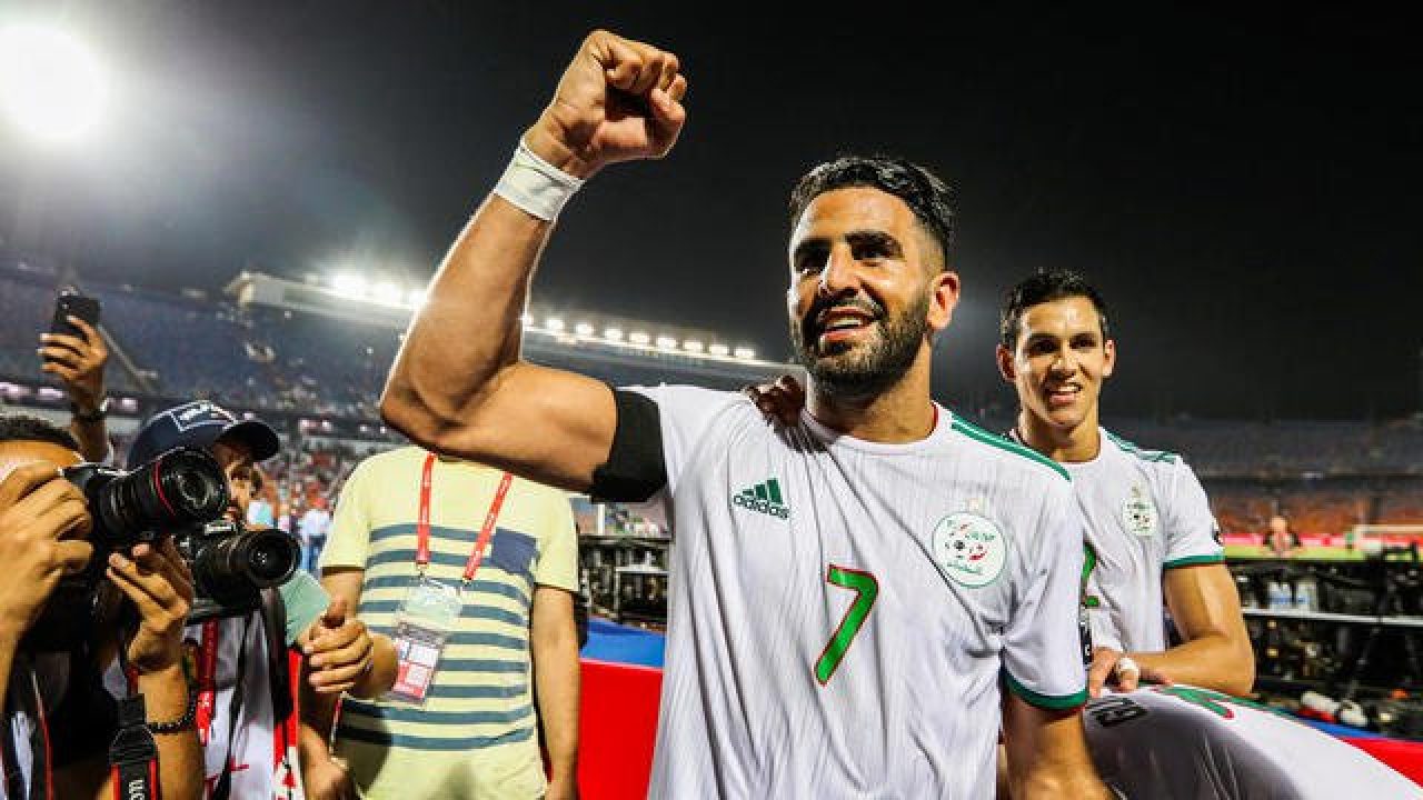 Le président de la République algérienne rend un hommage à Riyad Mahrez