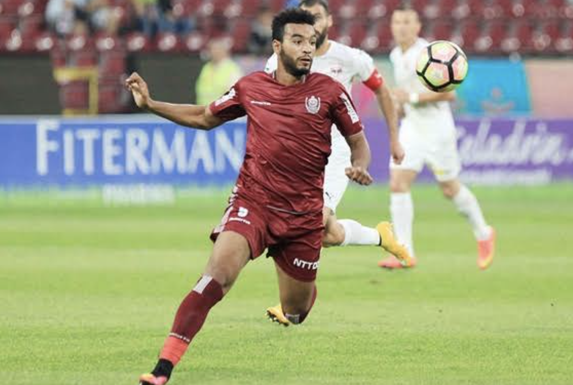 Un algérien pourrait rejoindre Riyad Mahrez en Premier League cet hiver