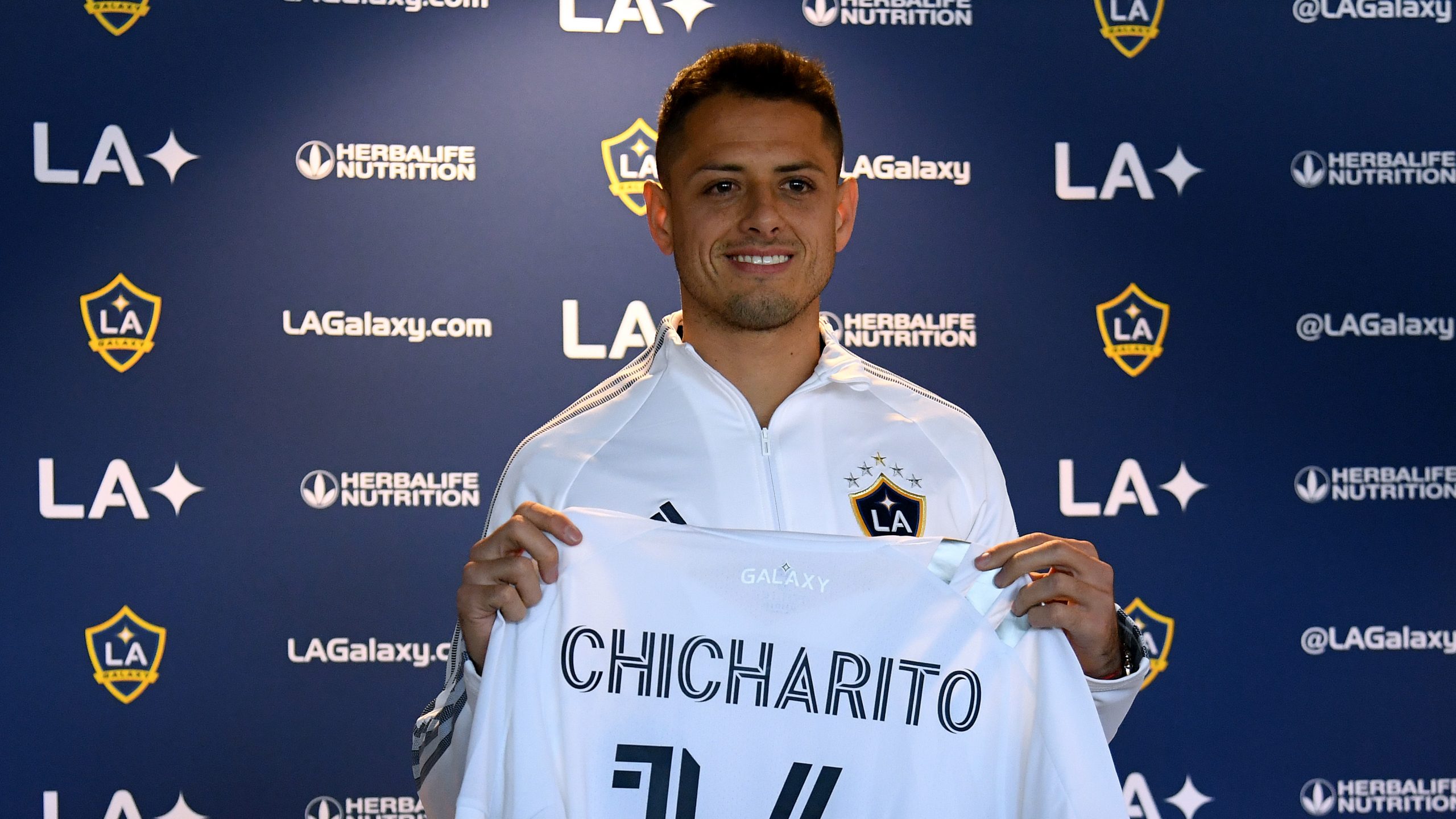 Chicharito signe à LA Galaxy et fait pleurer les fans de foot