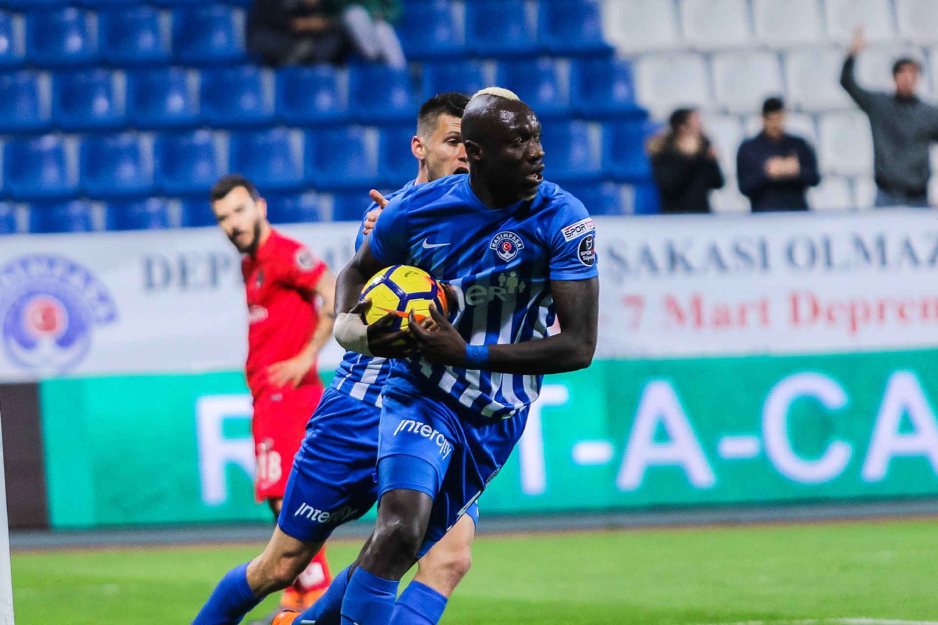 Officiel : Mbaye Diagne file à Galatasaray !