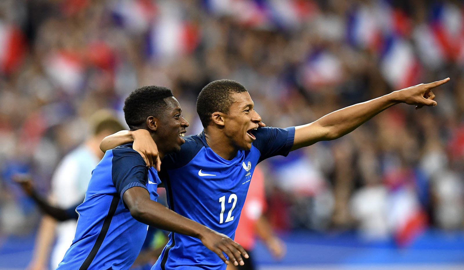 ousmane dembele et kylian mbappe contre l angleterre avec les bleus photo afp 1508600476