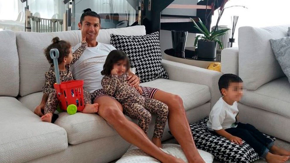 Nom De Famille De Cristiano Ronaldo Cristiano Ronaldo: Restez à la maison et aidez les agents de santé
