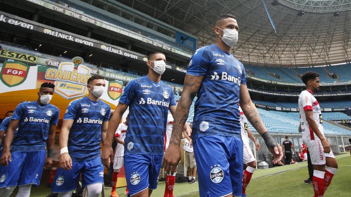 Coronavirus : Pour protester, les joueurs de Gremio entrent sur le terrain avec des masques (photos)