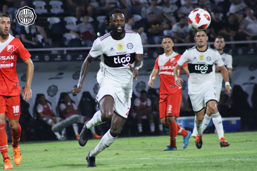 Emmanuel Adebayor essuie ses premières critiques au Paraguay