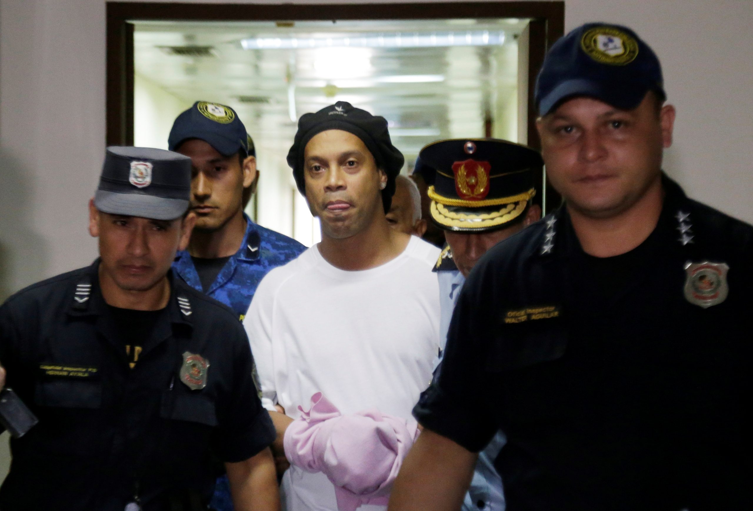 ronaldinho reste en detention au paraguay scaled