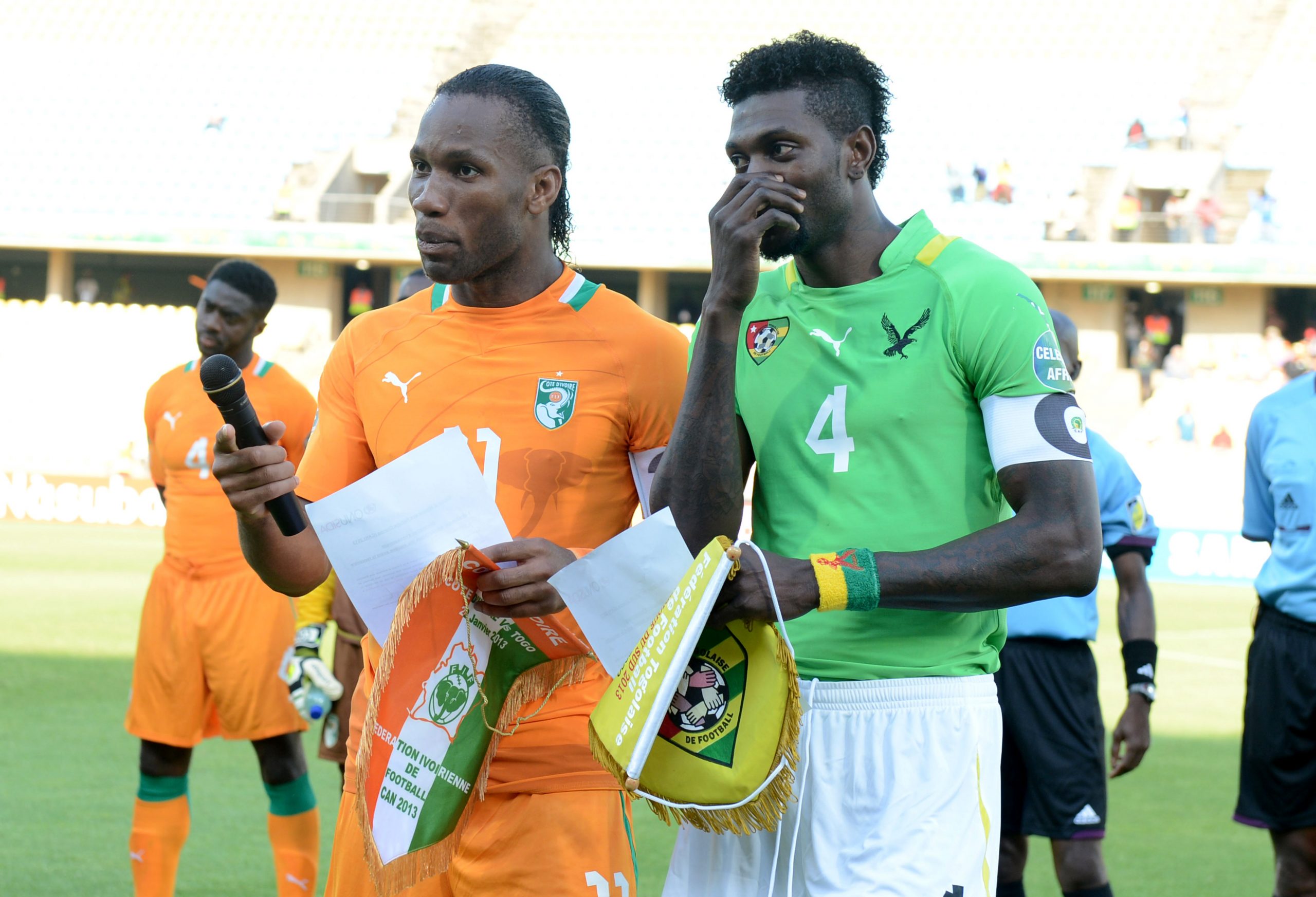 Adebayor, un soutien de Drogba à la FIF ? Le togolais dit non et tacle les africains