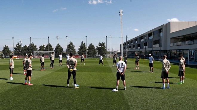 Le Real Madrid garde une minute de silence pour les victimes du coronavirus avant de s’entraîner