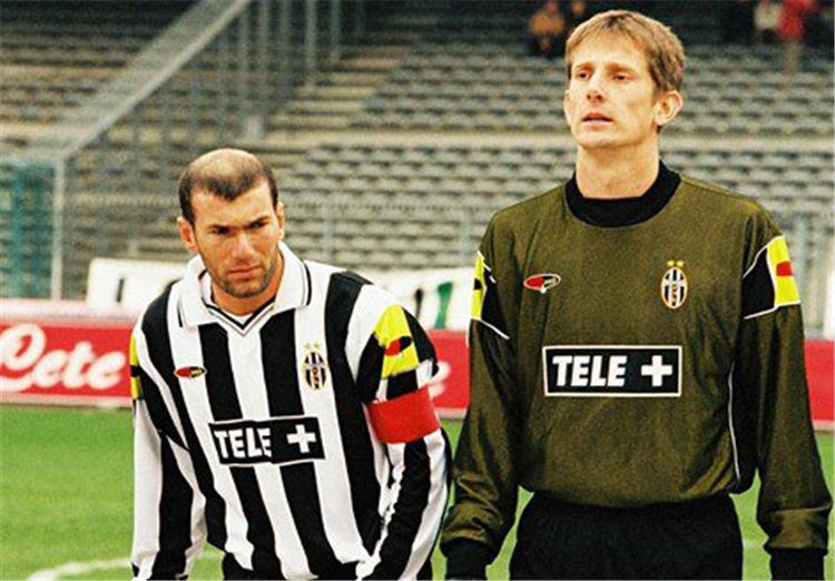 Van Der Sar : « Zidane n’était pas élégant sans le ballon »