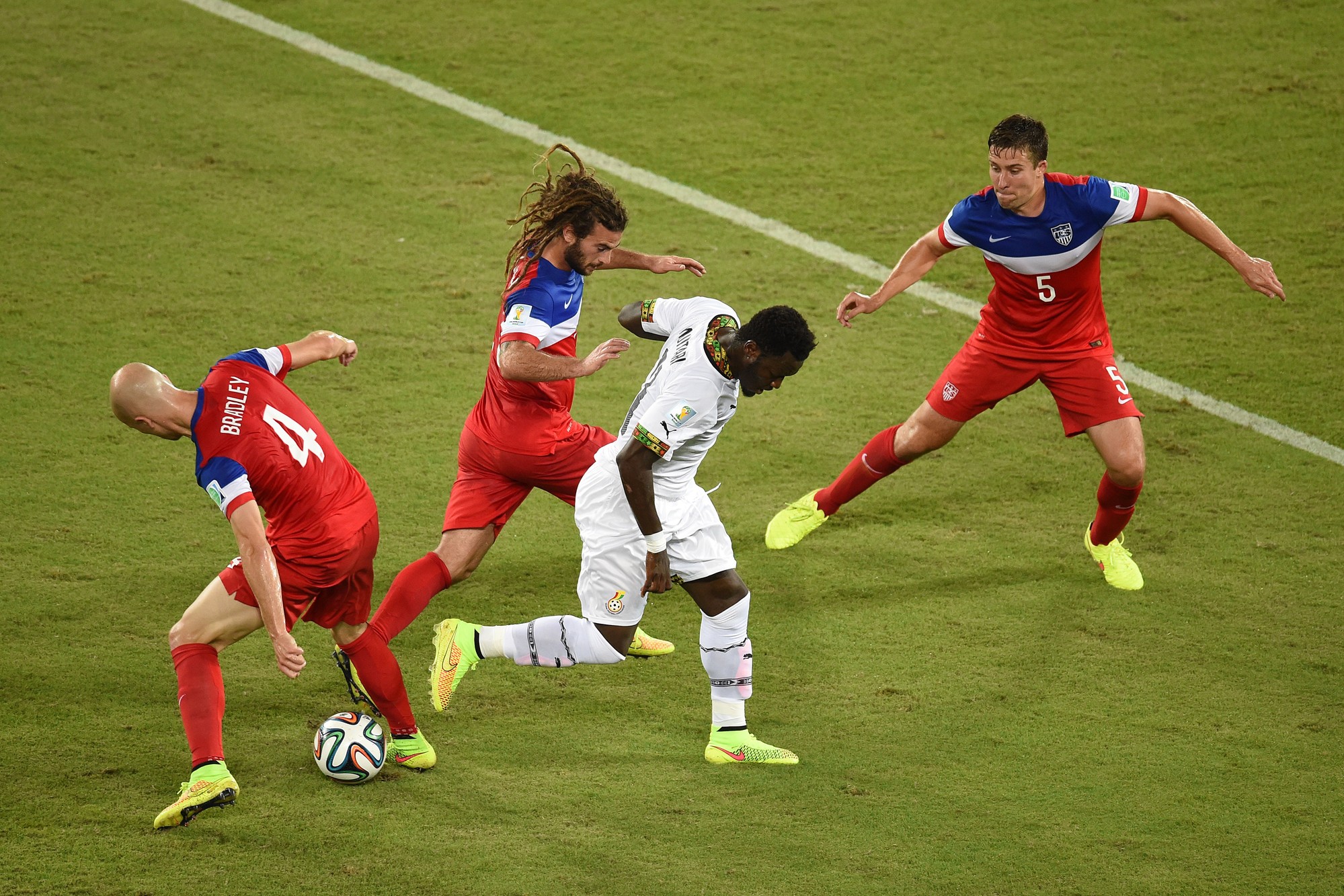 7772686089 les americains encerclent un joueur ghaneen lors du match ghana usa du 16 juin 2014