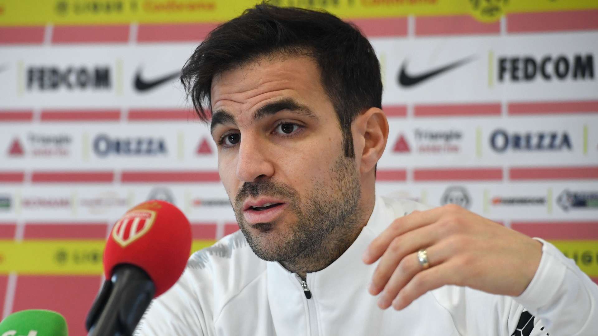 Cesc Fabregas désigne le meilleur milieu de terrain du monde