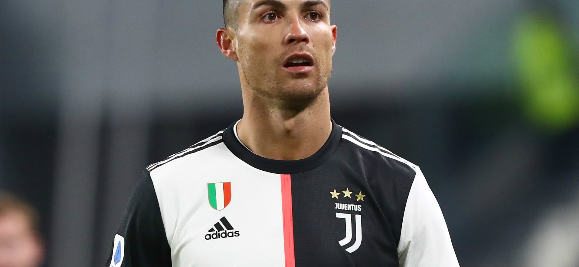 Cristiano Ronaldo dévoile sa nouvelle coupe de cheveux et crée le buzz (photo)