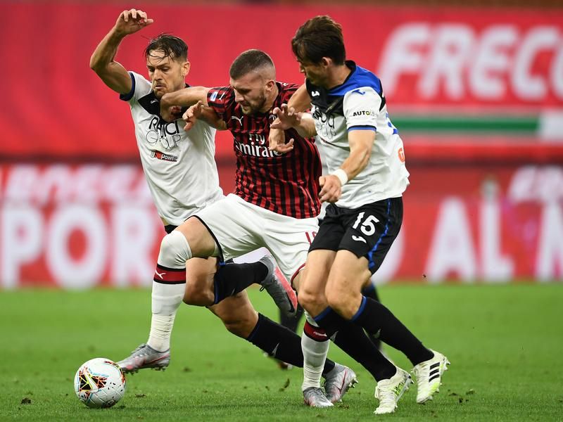L AC Milan et l Atalanta Bergame dos a dos