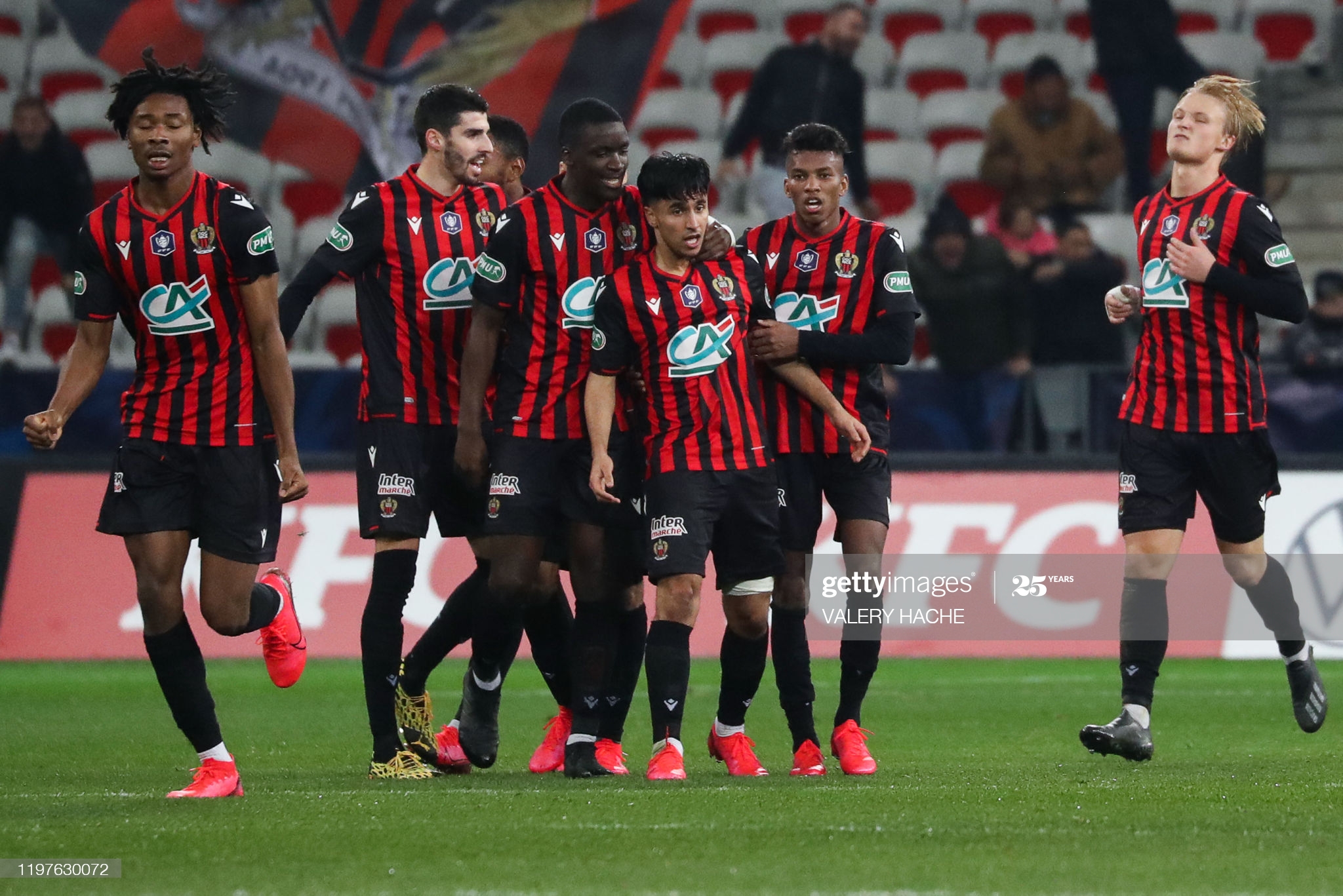 OGC Nice: Atal et Dolberg présentent les nouveaux maillots officiels