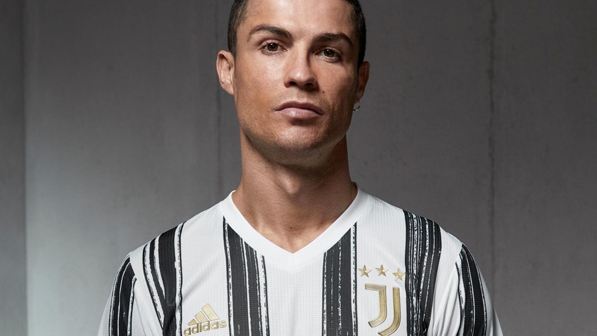 La Juventus vient de dévoiler son nouveau maillot pour la prochaine saison 2020-2021.