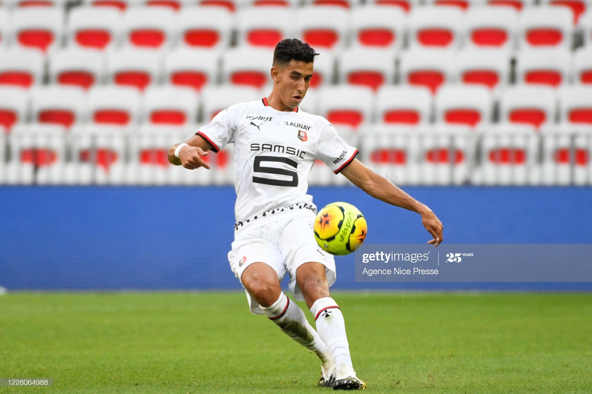 Vidéo: Le premier but de Nayef Aguerd avec Rennes en Ligue 1