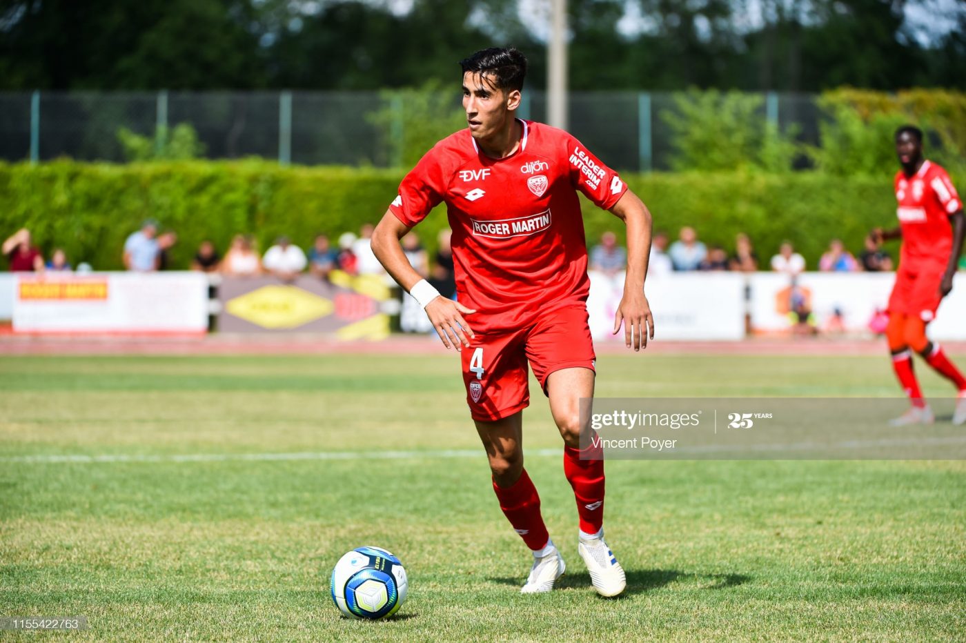 Officiel: L’international marocain, Nayef Aguerd, s’engage avec Rennes !
