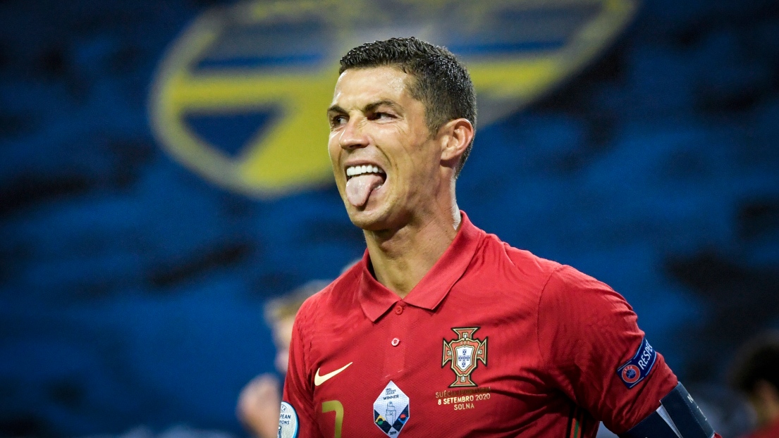 Cristiano Ronaldo réagit après avoir franchi la barre des 100 buts pour le Portugal