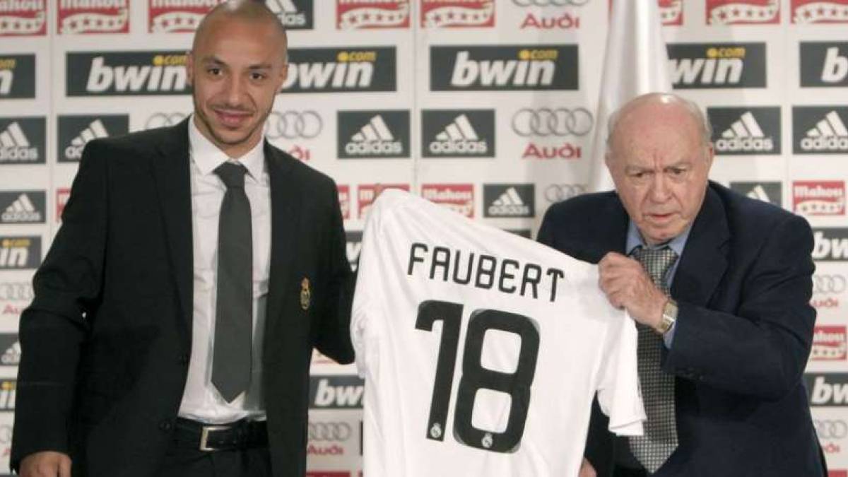julien faubert presente son maillot au real madrid avec la legende alfredo di stefano en 2009 276913