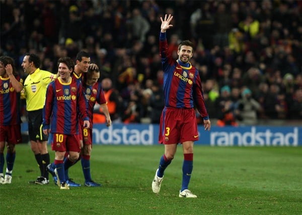pique celebrando el 5 0 que el barcelona le endoso al real madrid el 29 de noviembre de 2010 efe archivo
