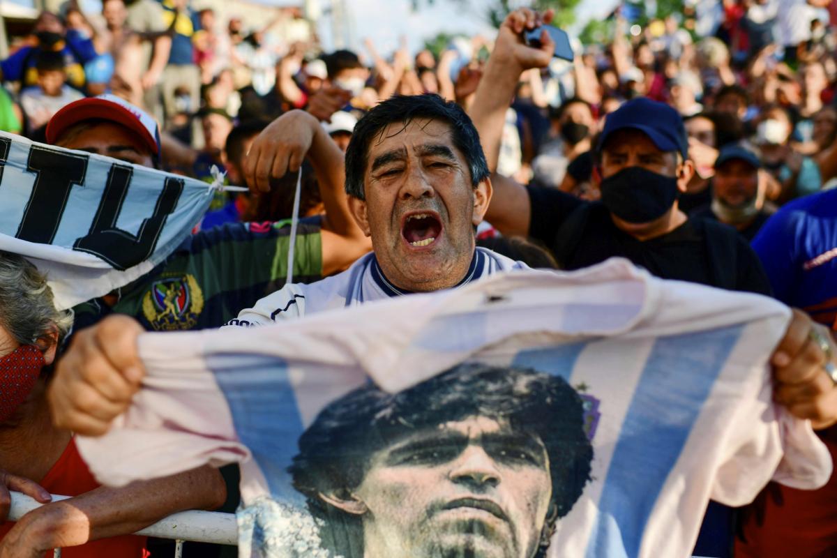 L’incroyable cortège pour accompagner la dépouille de Diego Maradona (Vidéo)