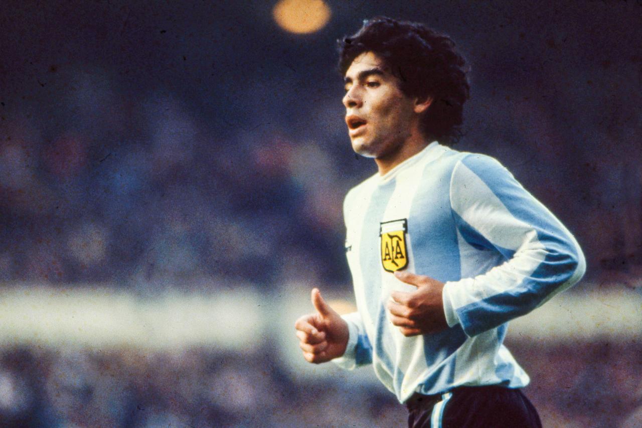 Décès de Maradona : Un entraineur demande à tous les clubs de retirer leur N°10