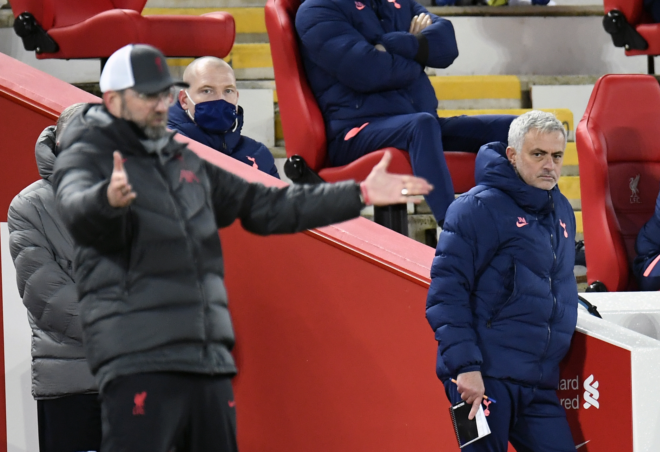 Frustré de la défaite à Liverpool, José Mourinho accuse Jürgen Klopp et Pep Guardiola