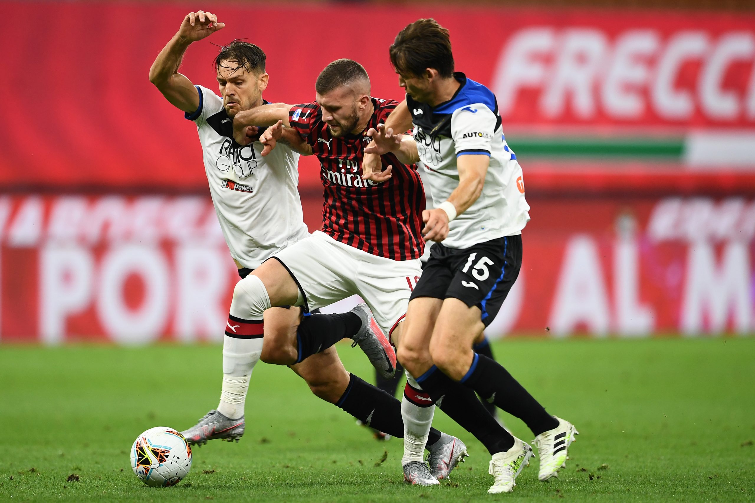 L AC Milan et l Atalanta Bergame dos a dos 1 scaled