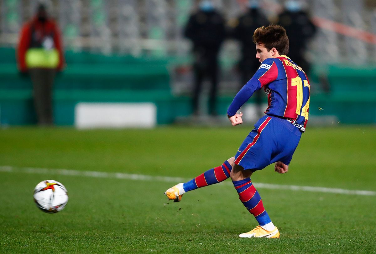 riqui puig lanzando el penalti