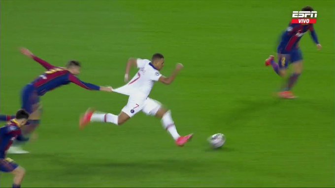 «Il ne l’a pas respecté», Kylian Mbappé détruit Piqué et l’image amuse la toile