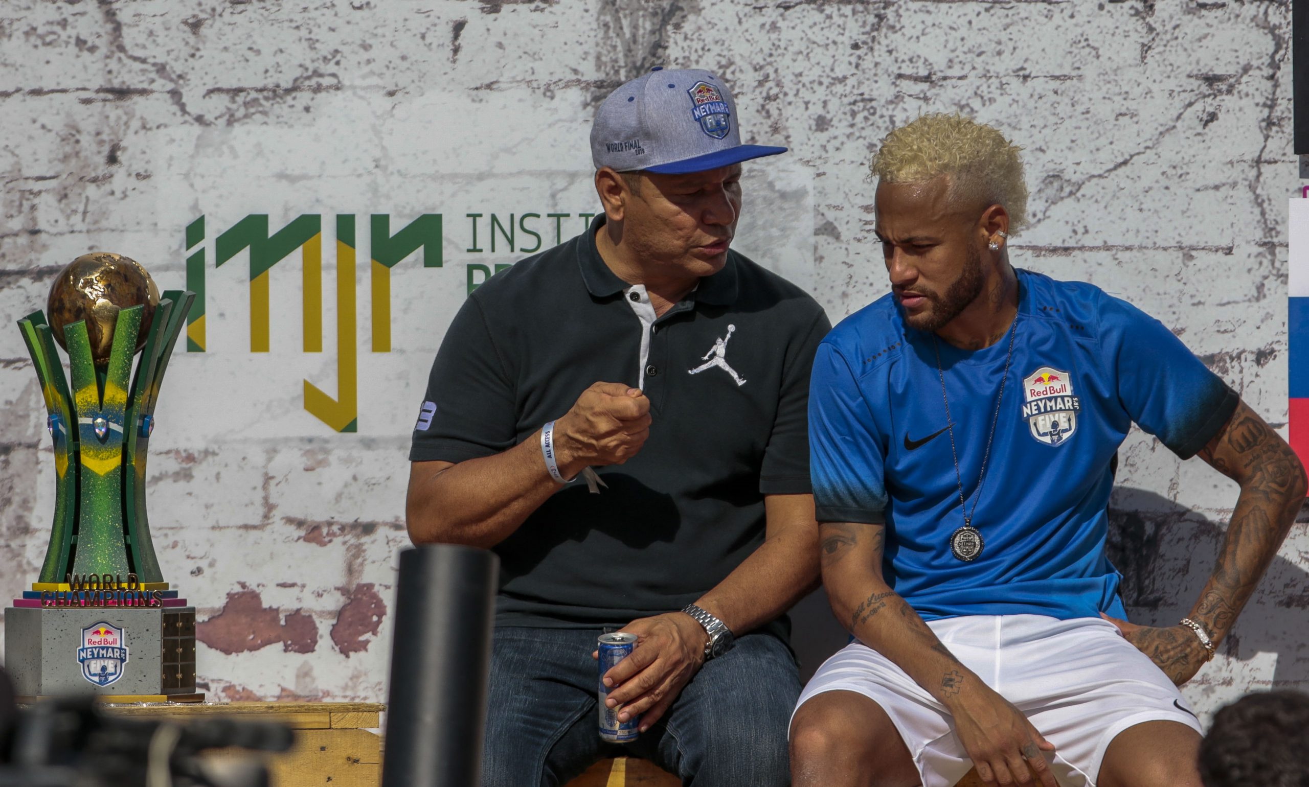 Neymar laminé sur les terrains, son père crache sa colère sur la France