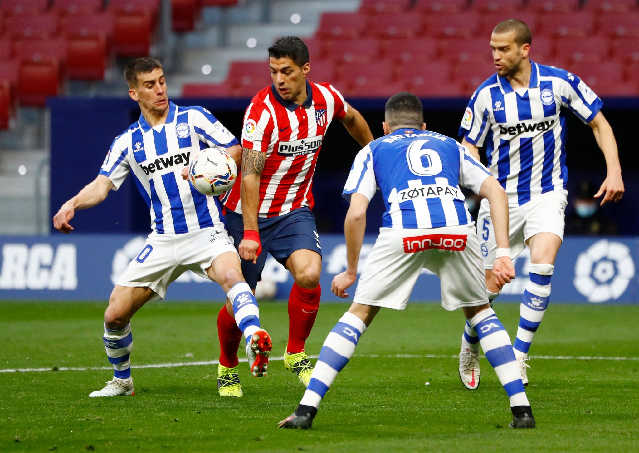 Grâce au 500e but de Luis Suarez, l’Atletico domine Alaves et maintient le cap