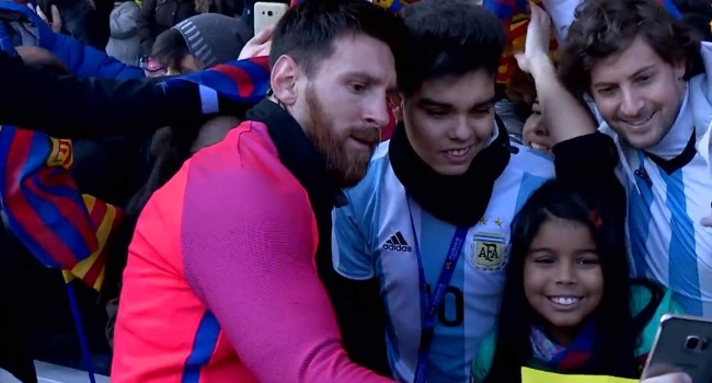Messi s’en prend aux fans qui le filment alors qu’il quittait la session d’entraînement de Barcelone