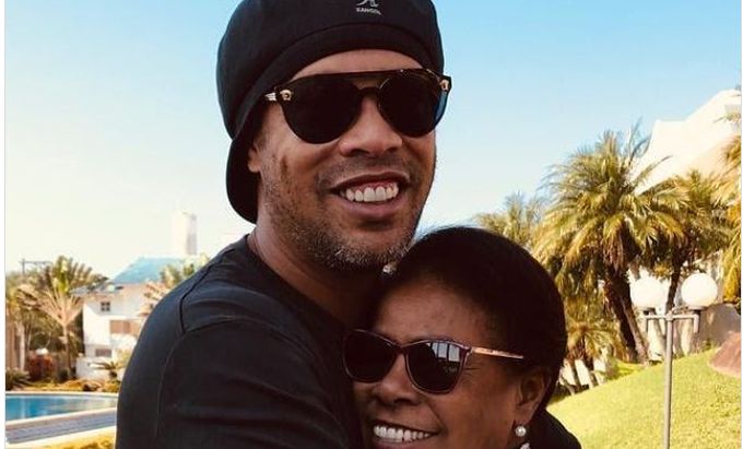 Des détails sérieusement inquiétants  de la montée de Ronaldinho dans la dépendance à l’alcool après la mort de sa mère